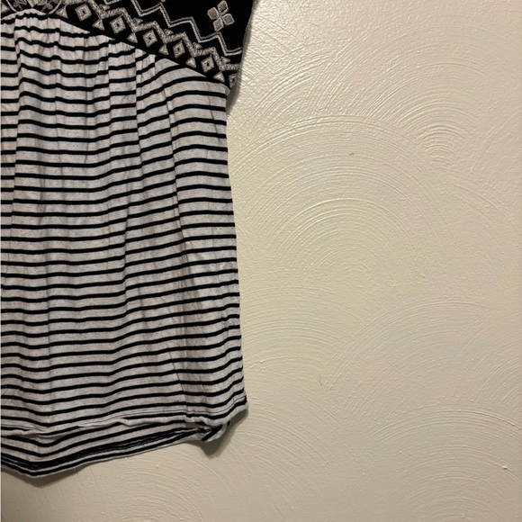 Lucky Brand Black and White Cap Sleeve Graphic Blouse - Picture 7 of 8